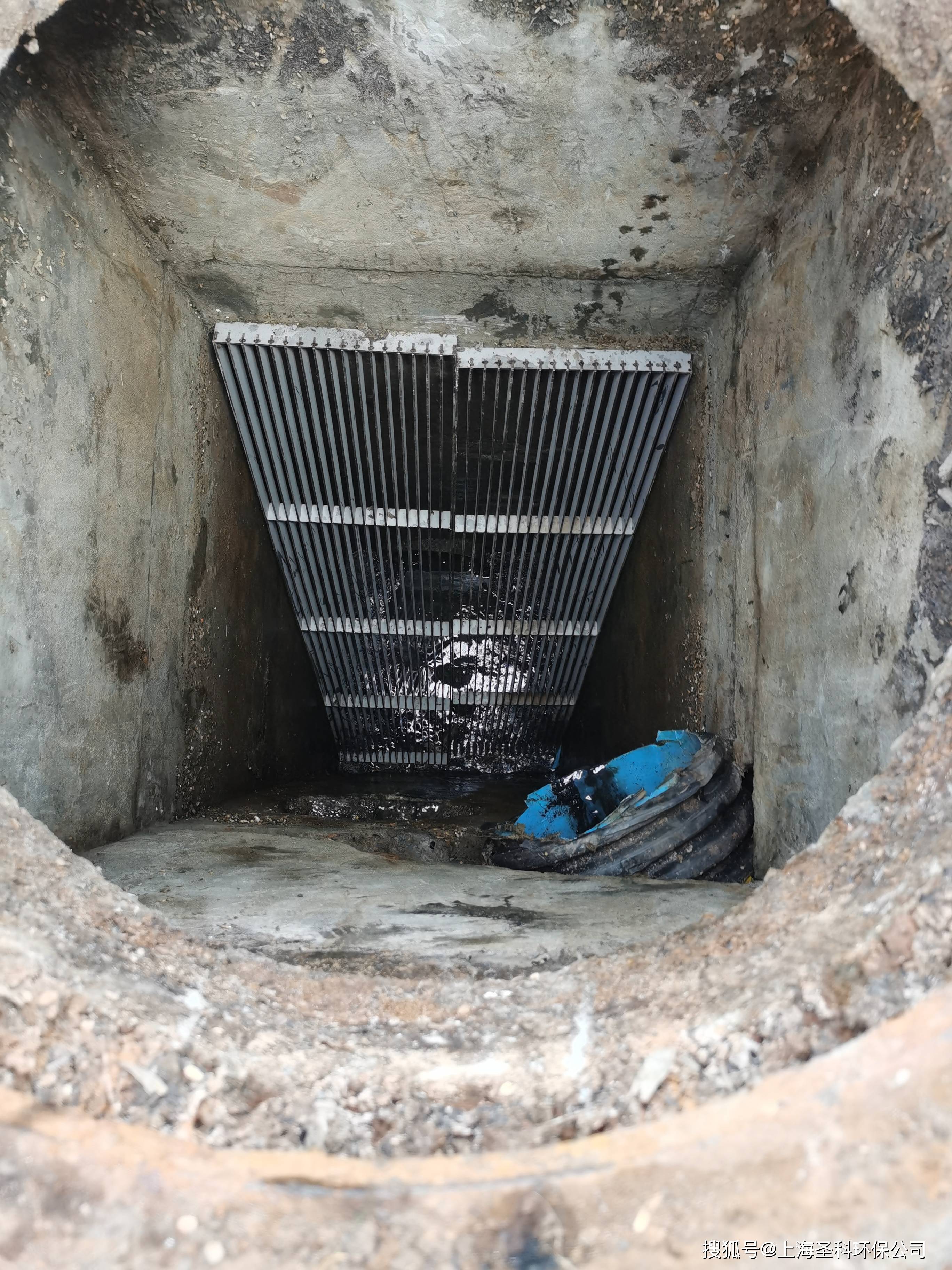 格栅井清理:格栅设备一般用于污水处理的进水渠道上或提升泵站集水池