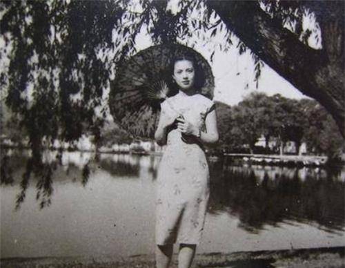 原创她是民国著名名媛,每天都要更换床单,晚年却在街头摆摊为生