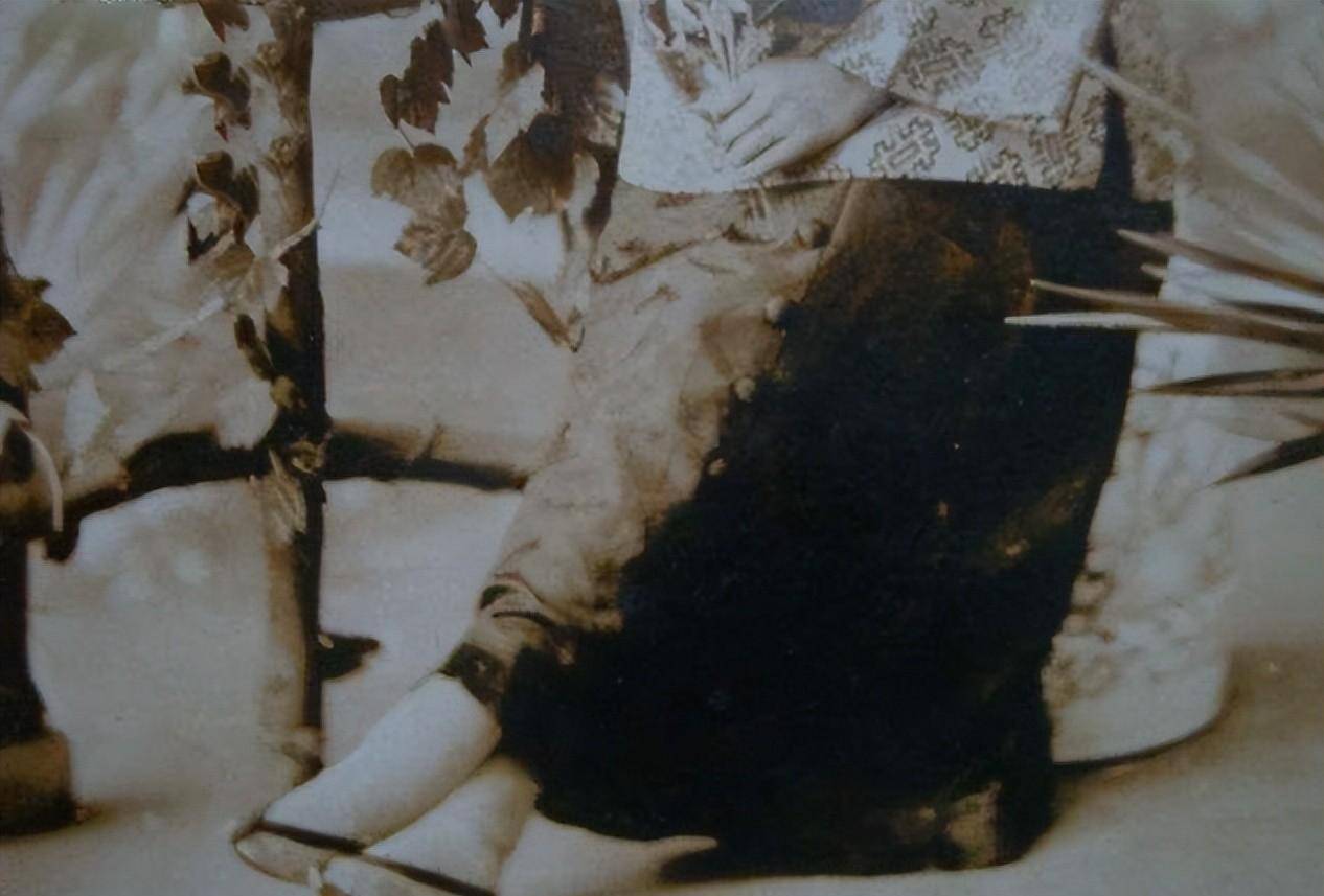 刘娘15岁靠"三寸金莲"嫁入豪门,十几年都不洗脚,丈夫却很喜欢