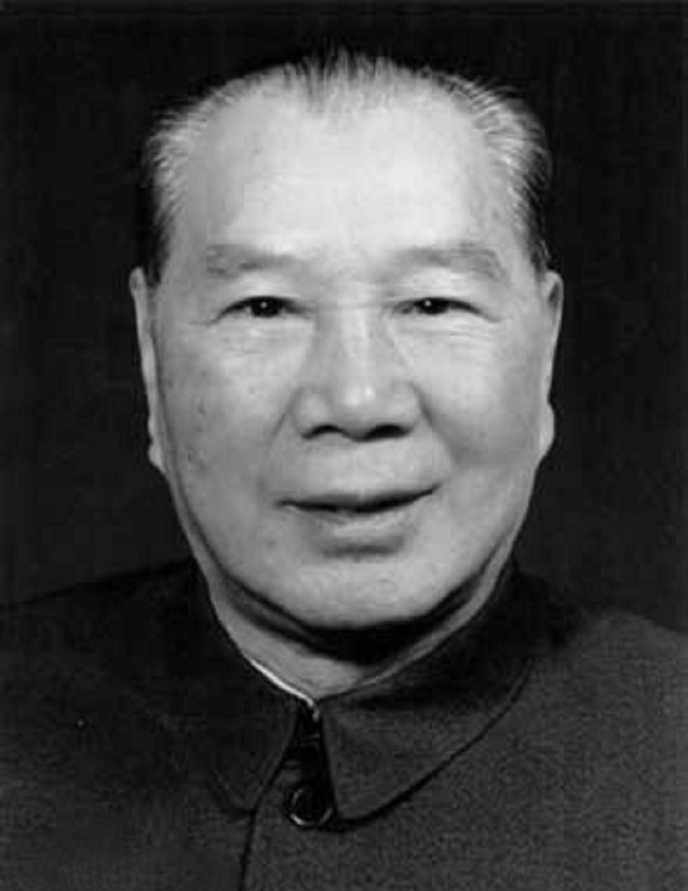 刚开完作战会议,内容转眼登上报纸,司令员大怒,拔枪冲进宣传部