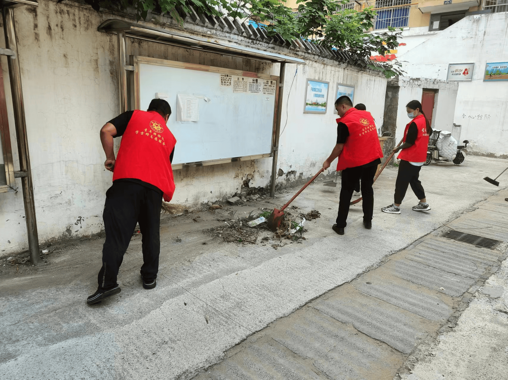 青年路街道清理环境垃圾改善人居环境