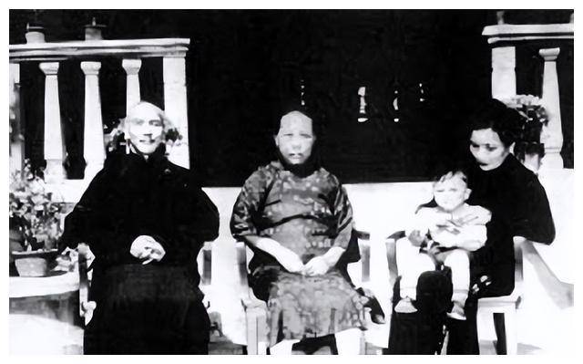 毛福梅:离婚后仍住蒋家,在日机空袭中遇难,儿子蒋经国为她立碑