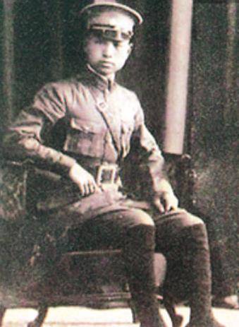 他本是"反共专家"麾下战将,率部通电反正,后成八路军司令