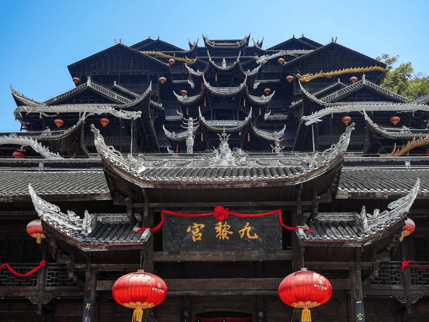 世界上最大的吊脚楼建筑群,为纪念蚩尤而建,比洪崖洞更壮观!