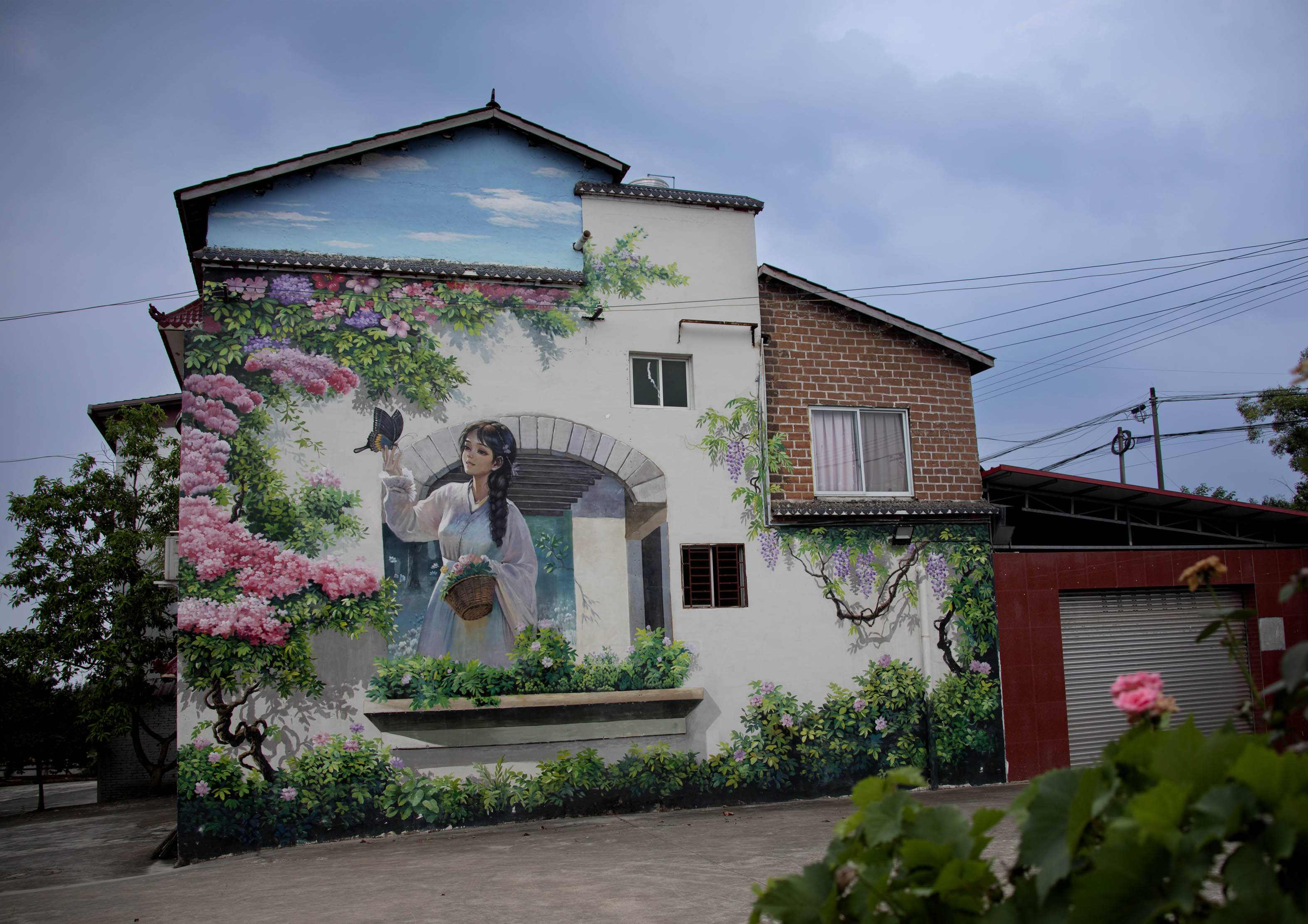 成都东部新区贾家街道:墙画扮靓菠萝村