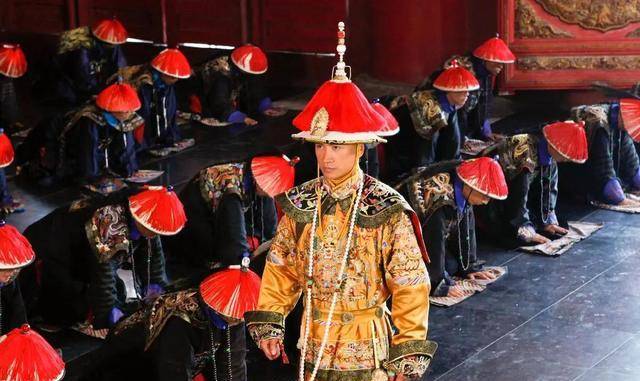 清朝官员在行跪拜礼时,为何会要先拍两下袖子?有三点原因