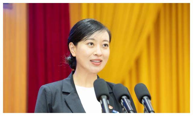 34岁博士弃百万年薪扎根基层,成中国最年轻女县长,背景出乎意料_张琪