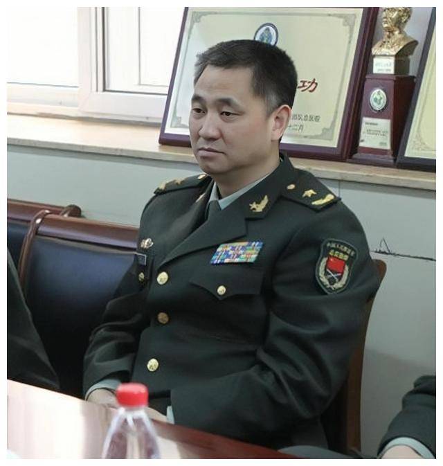 符林国自从1981年入伍以来,长期从事政治工作,后调入总后勤部工作,曾