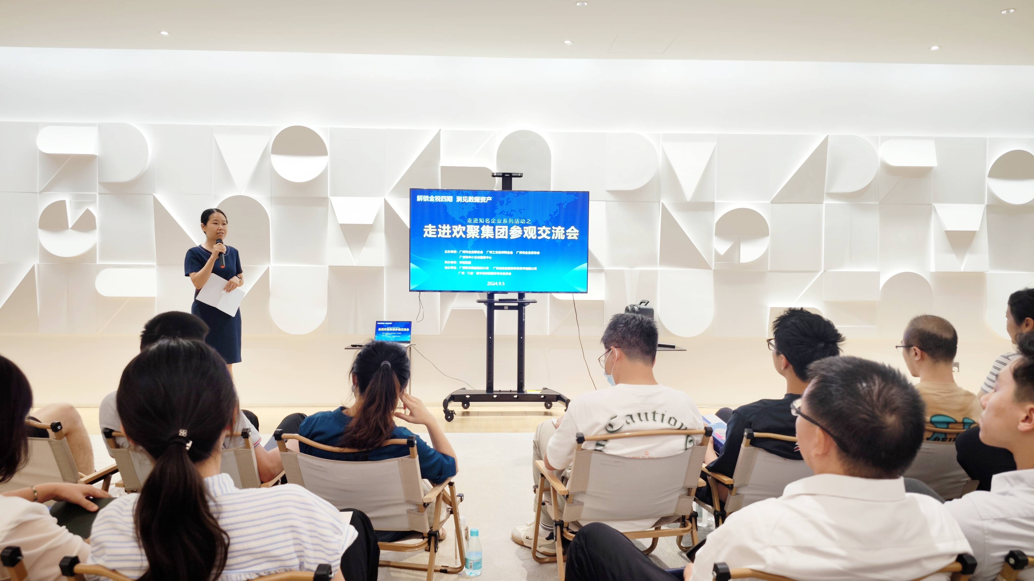 欢聚集团,作为一家综合创新的全球化科技互联网上市公司,以科技连接