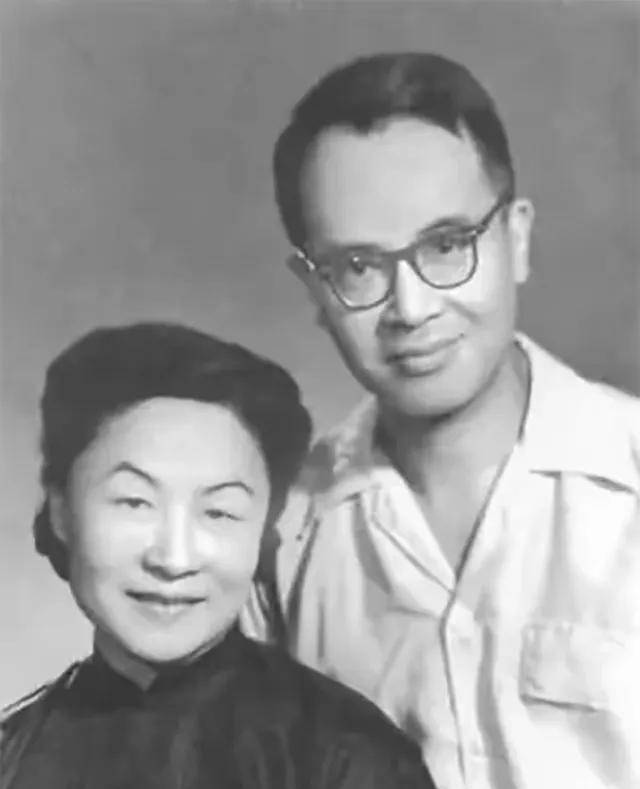 邻居打了女儿一巴掌,62岁杨绛立马还手,钱钟书拎着木板冲出屋
