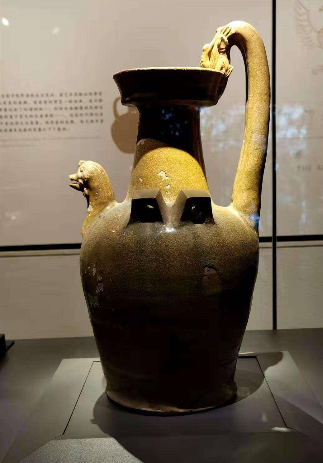 鸡头壶这一具有中国传统特色的器物,以其有趣的形状和富有野趣的设计
