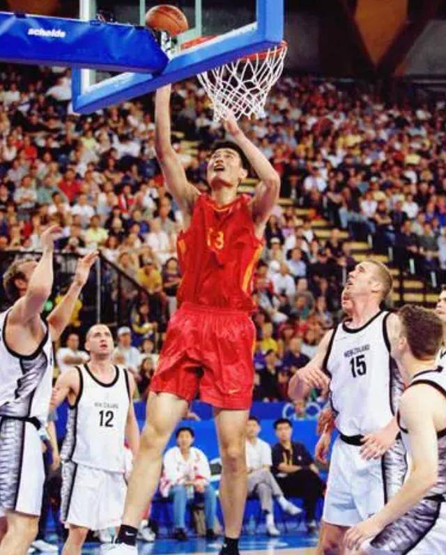 姚明打听出了叶莉喜欢收集徽章,于是特地带了很多中国队的徽章过去.