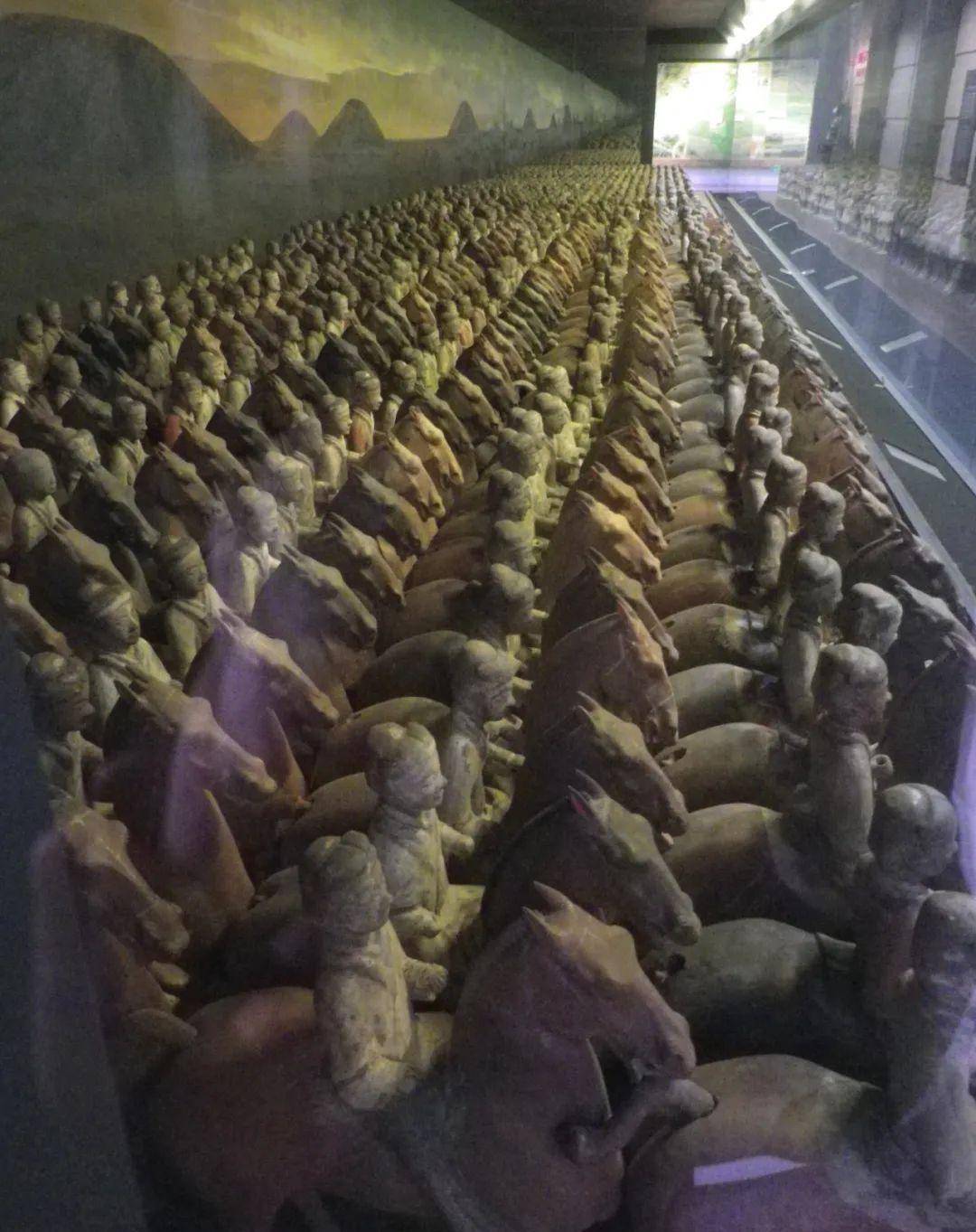 上图为杨家湾汉代兵马俑阵列全景