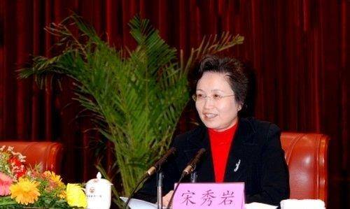 她被称为青海高原的女儿,是我国第二位女省长,如今66岁仍在岗位