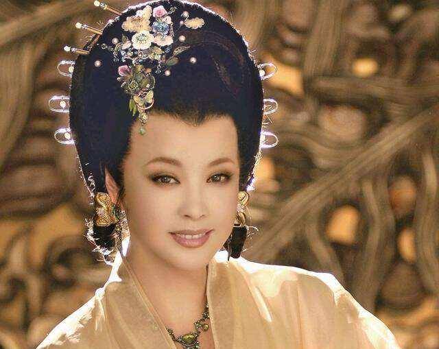 武则天幼年爱穿男装,袁天纲给她算命:如果是男孩,定为天下君王