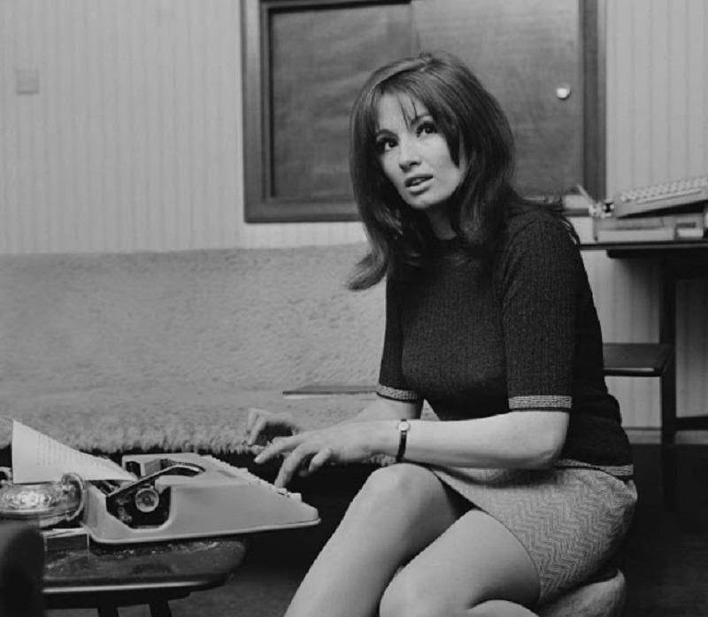 也让克莉丝汀认为他的出现可以给她的生活带来改变,使她生活得更好.