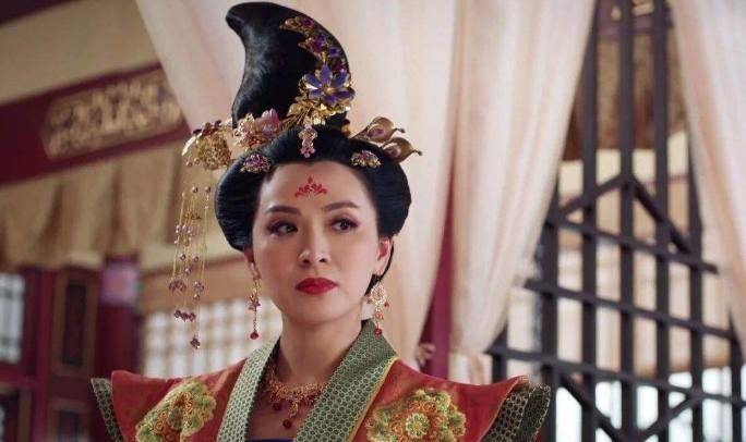 为了能够长期把持朝政,韦后又立了年幼的李重茂为新皇.