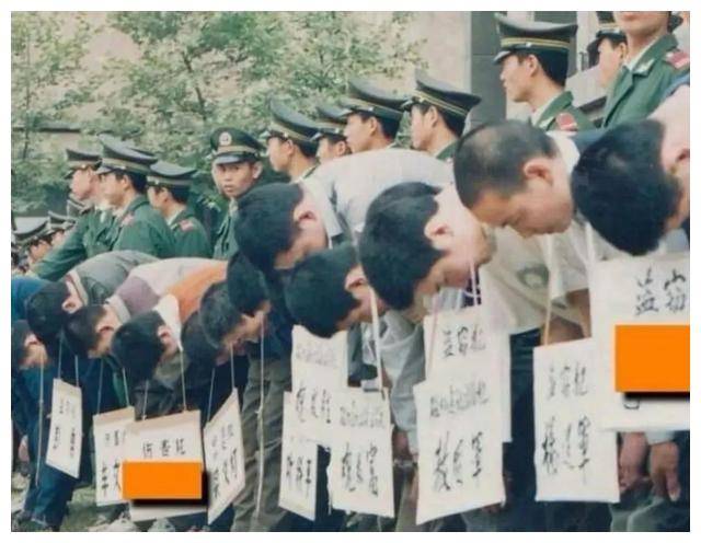 老照片:看看八九十年代强奸,流氓犯是什么下场?