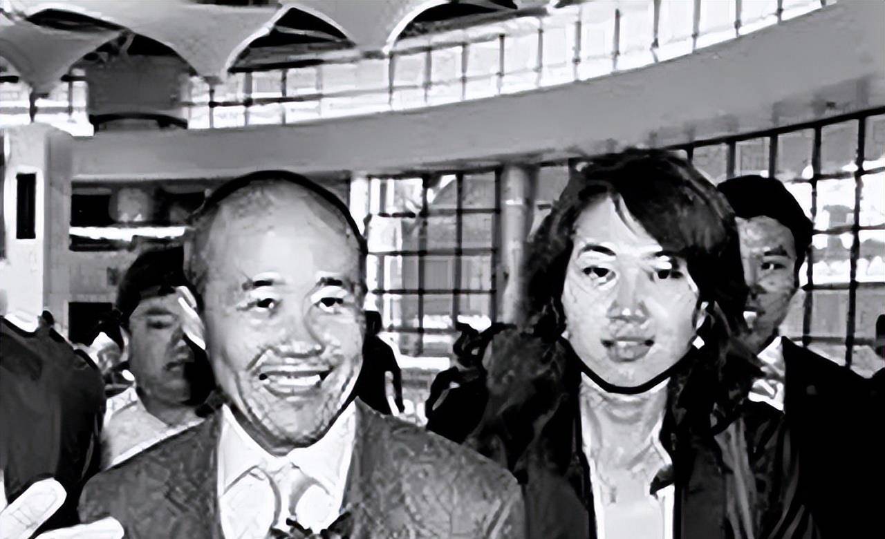 于是王江穗也主动放弃了自己的工作,全身心地投入到自己的家庭中.