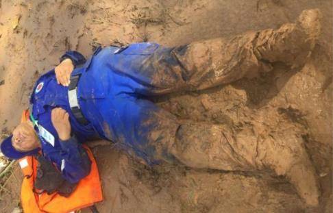 捞尸人:用烟味掩盖身上的"尸臭",给了死者尊严