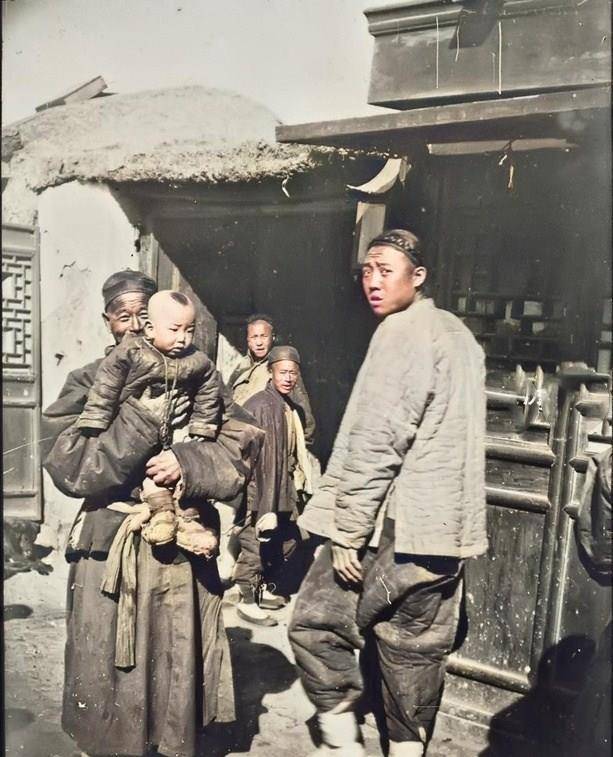 老照片:清末到底有多贫穷落后?男人拖着大辫子,警察脏兮兮