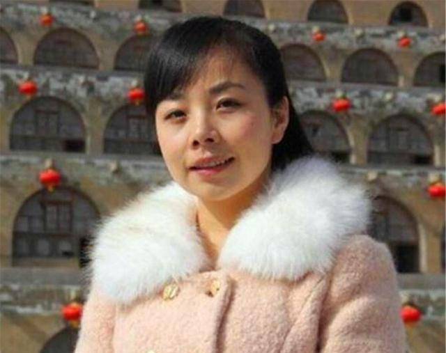 她是国家一级演员,因买不起房回农村生活,如今带娃放牛成日常_王二妮