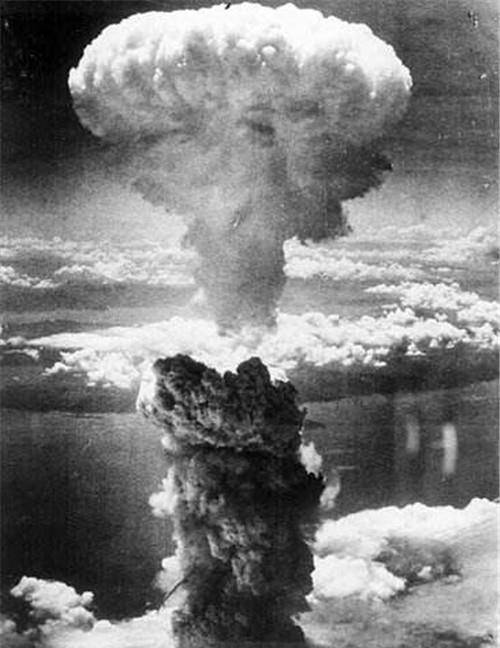 日本原子弹爆炸后,小男孩背着自己的弟弟来到火葬场,最后怎样了