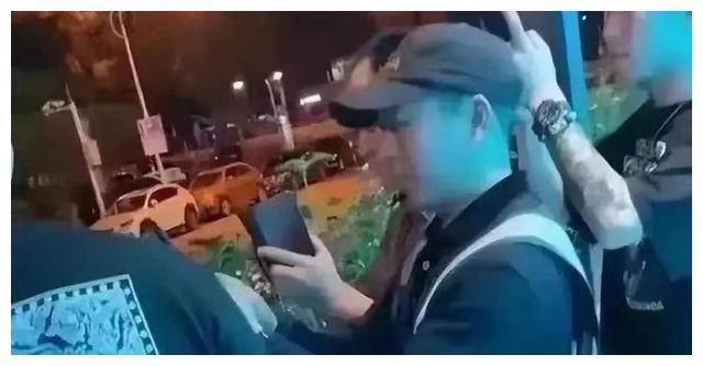 厦门路虎车内一对男女激情狂欢两小时,女主颜值非常抢眼!