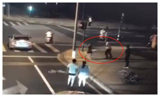 这个空档,龙哥竟然又返回车里,等再过来的时候,手里已经拎着一把砍刀