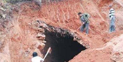 李鸿章陵墓被炸开,专家发现2块30斤重金块,经鉴定后连连摇头!