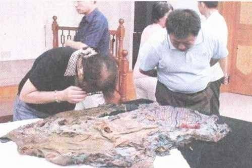 光绪暴毙一百年后,法医鉴定他的一缕头发,终于揪出杀人真凶