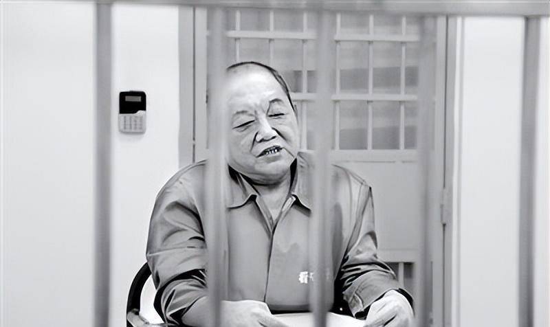 村支书贪污5.8亿,家藏黄金31公斤,现金随地扔,村民敢怒不敢言_石凤刚_发展_生活