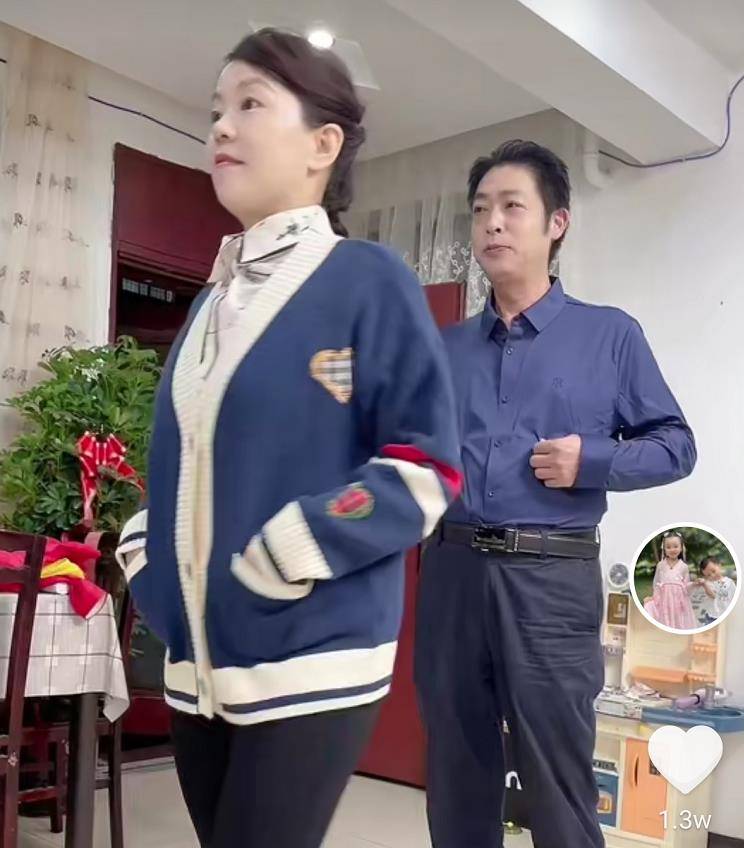 许敏穿衣上的百搭风格,祖孙三代人同款出镜,田妈:难掩优雅气质