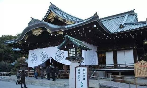 2011年12月26日4点,上海人刘强来到靖国神社,并向入口的柱子处投燃烧