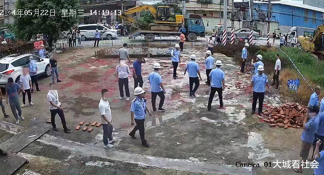 广东一男子为村民方便,把门前的地铺上水泥,邻居阻拦被指责村霸