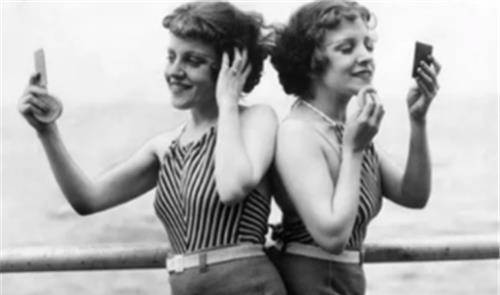 美国连体姐妹花,24岁嫁给不同的男人,却因没生下孩子被迫离婚