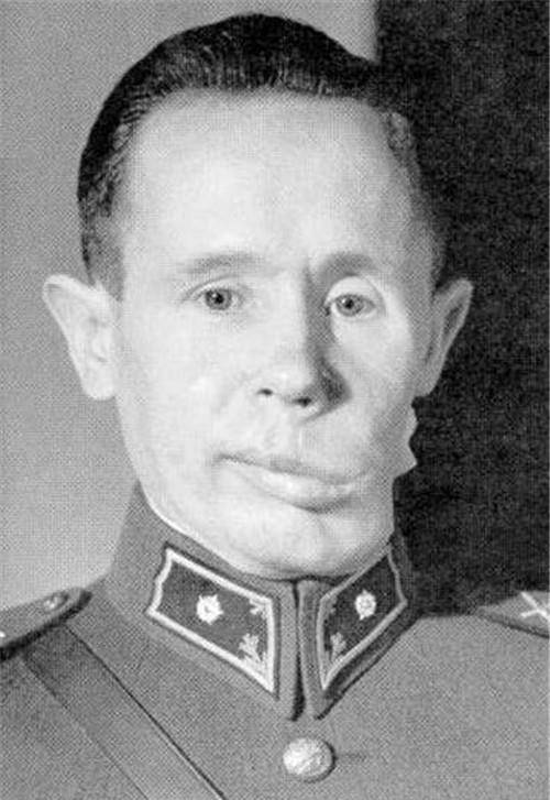 他是世界狙击之王,4个月狙杀542名敌军,敌军为报复打掉他半张脸