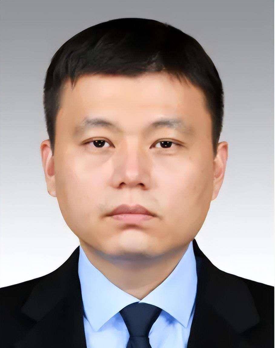 大学毕业后, 石悦听从父母的安排,选择在广州当一名公务员,工作踏实的