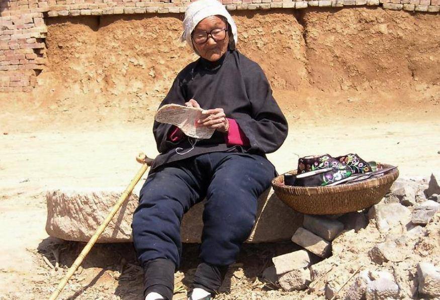 她16岁因"三寸金莲"嫁给大户,从来不露脚,90年来只有丈夫见过