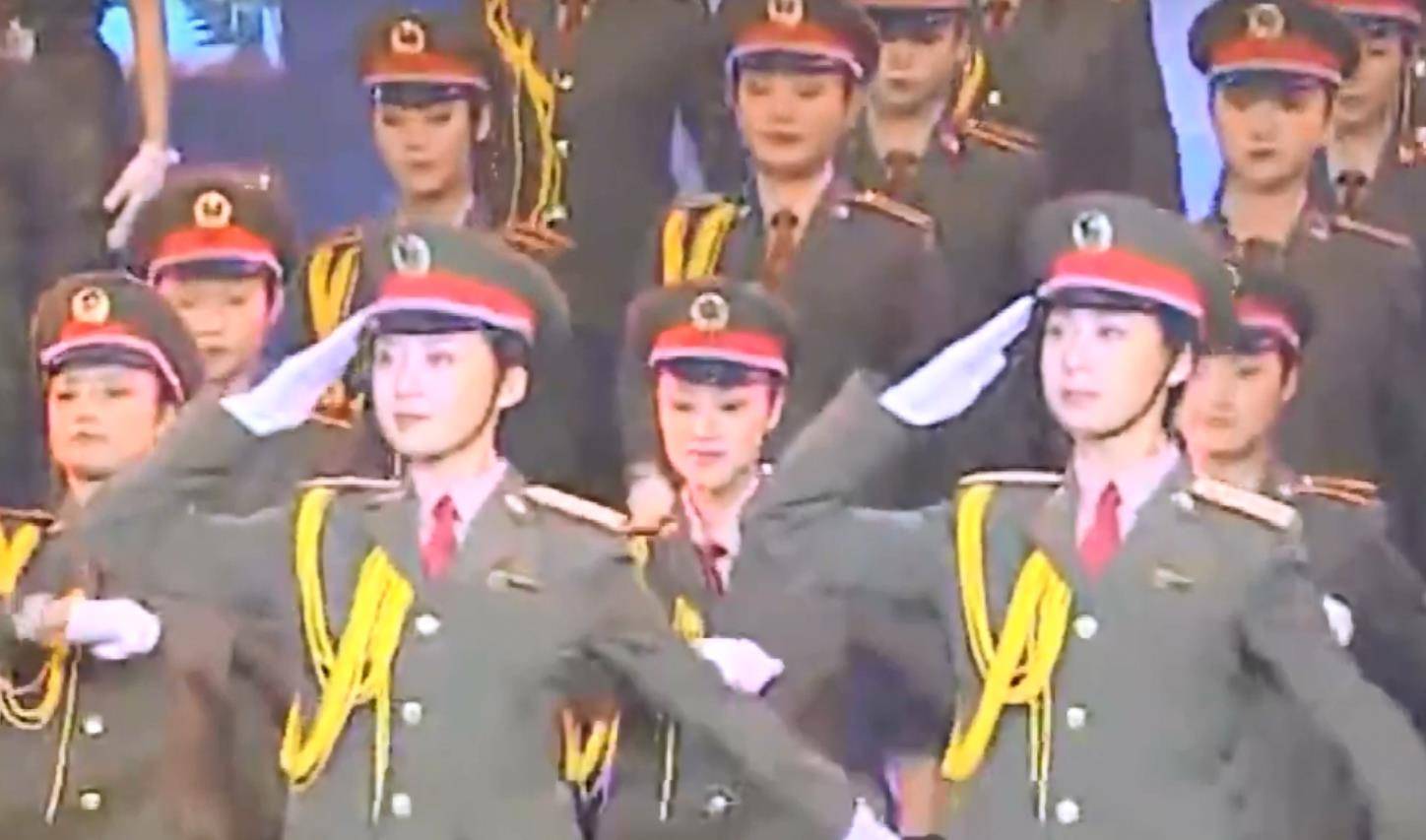 1999年阅兵双胞胎女兵图片