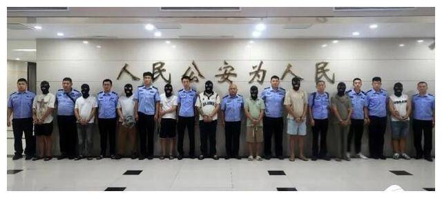 7月28日凌晨,专案组押解犯罪嫌疑人返回烟台.