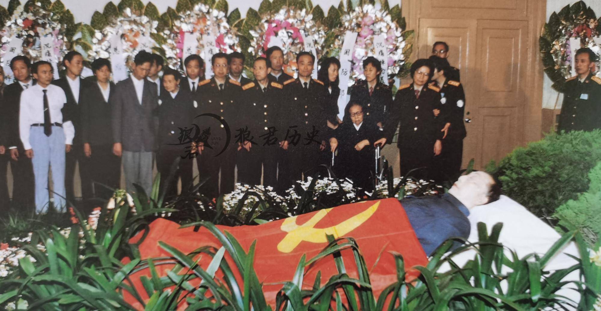 为聂帅遗体火化前,聂帅的夫人张瑞华,子女及生前照顾聂帅的工作人员