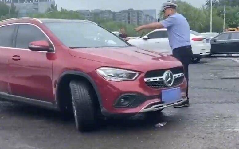 猖狂!男子开车闯救援车管制区回家遭阻拦,车主大吼:我开的奔驰