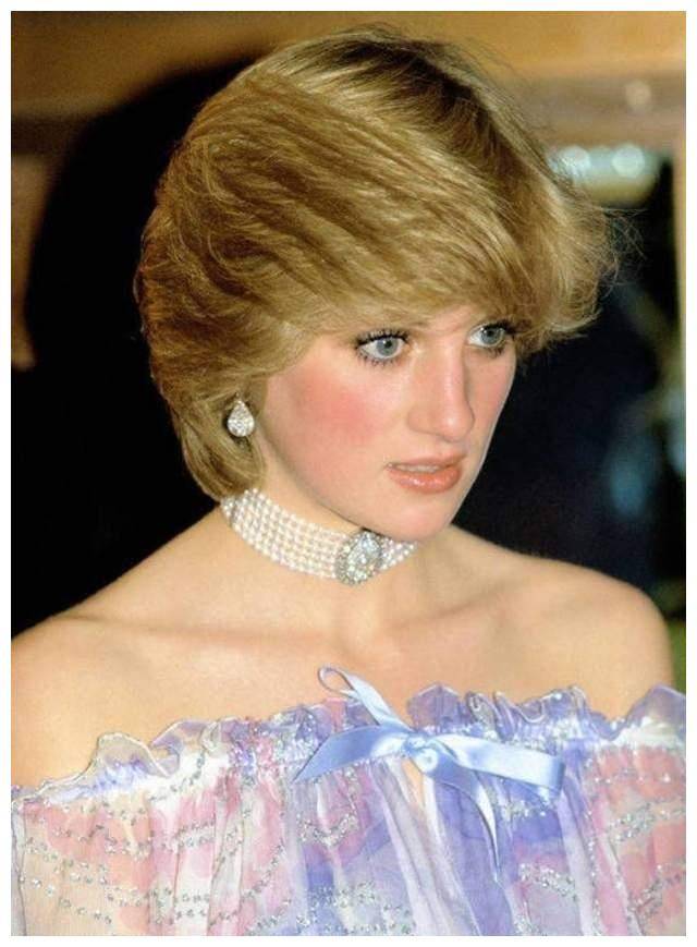 女人间的友谊:戴安娜葬礼上,希拉里眼神凌厉,为她说了句公道话