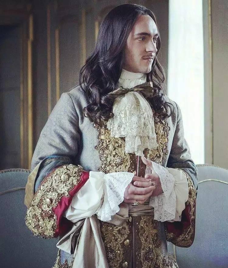 路易十四虽然不爱洗澡,但他不吝啬花钱买香水,而且,他相当会打扮自己