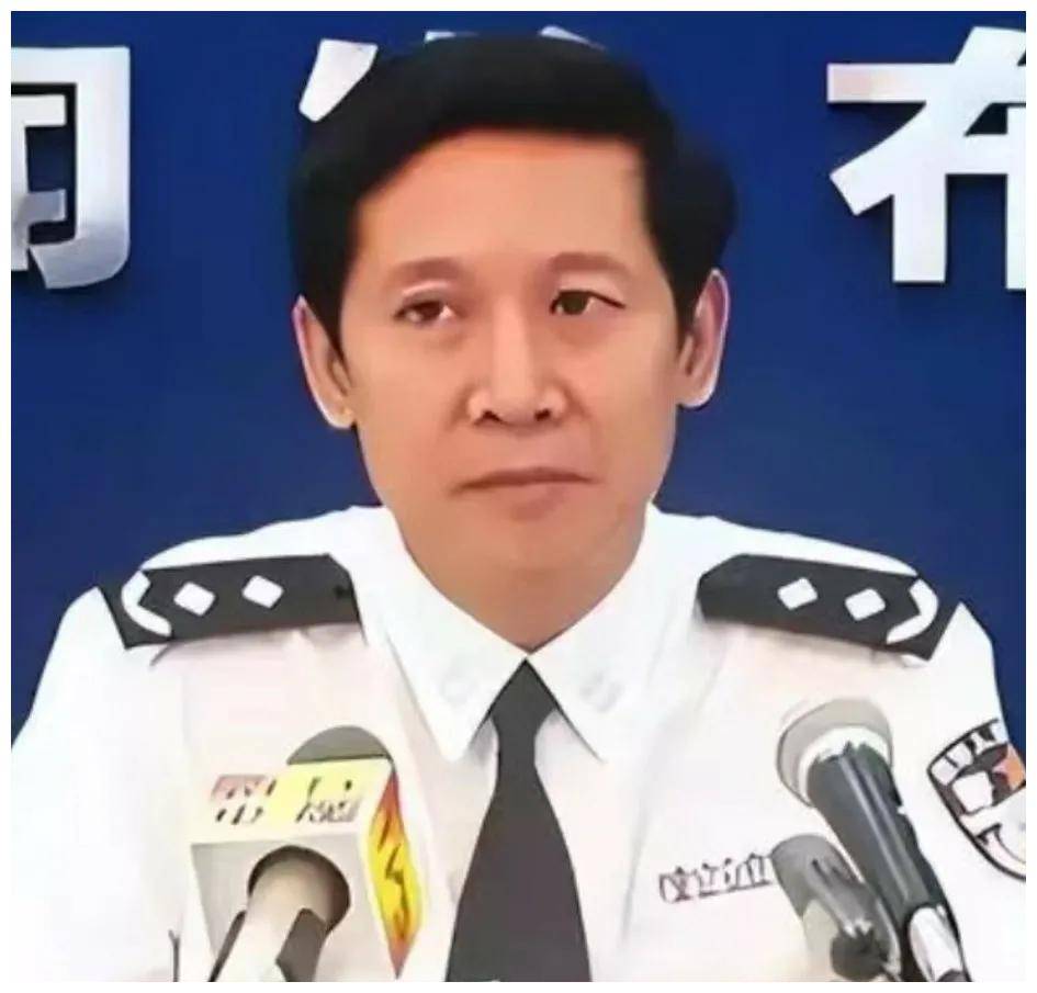 后来担任了汕头电视台《汕头警声》的主持人.
