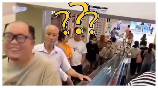 湖北两位程序员电梯上互开玩笑,甩掉假发,大爷被整懵