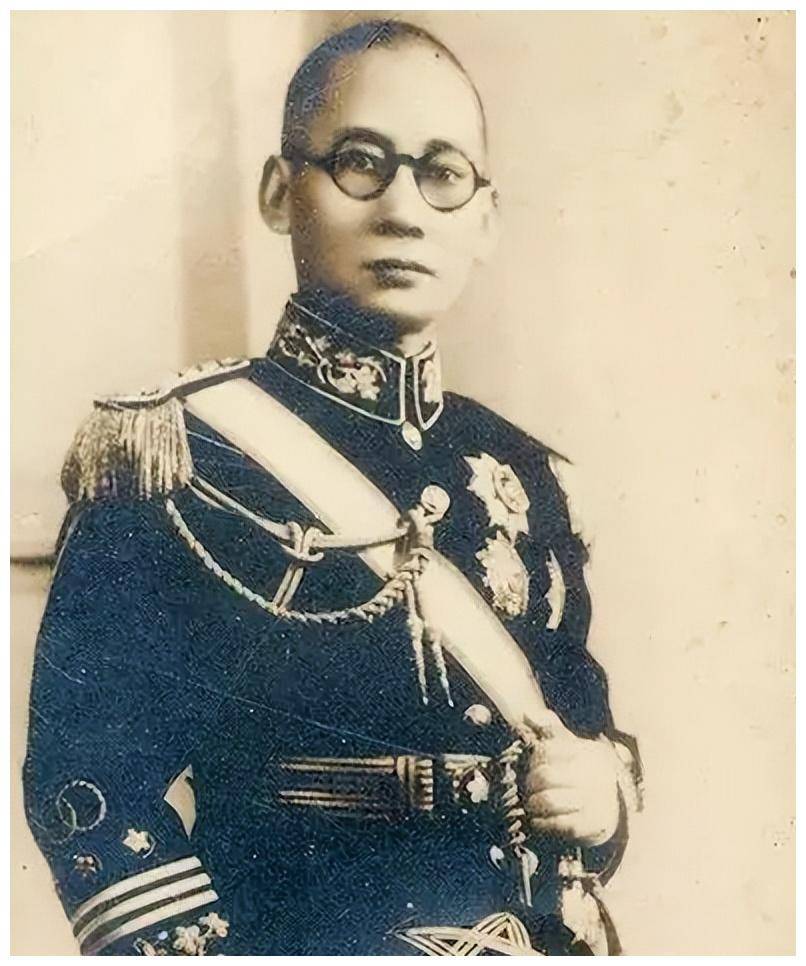 1945年,蒋介石用3招解除龙云兵权,龙云大怒,蒋:我是为你好