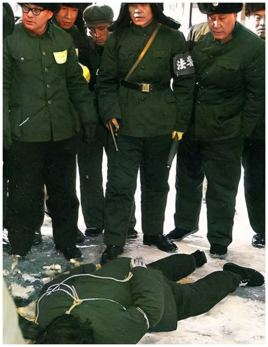 老照片:1990年,正被枪决的"悍匪"魏振海;被关押的"贼王"张子强