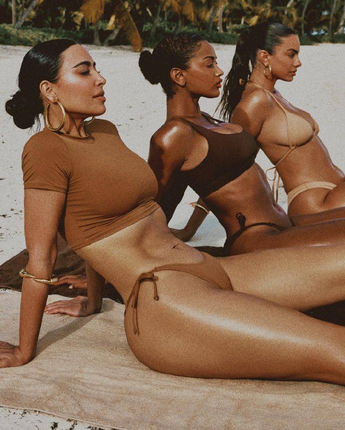 【极品丰韵无人能敌】金卡戴珊写真大片,傲人身材让人血脉喷张!